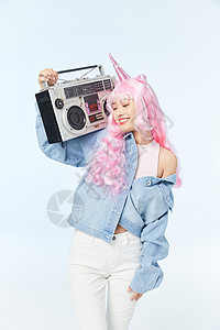 创意38女王节粉色手写字体设计录音机放在肩膀上的时尚粉色长发美女背景