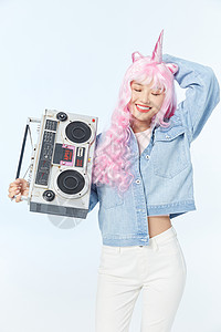 单手抱着录音机的粉色长发女性图片