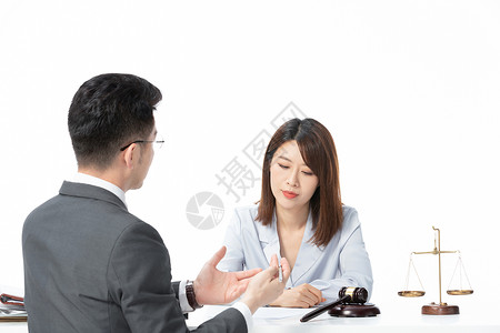 男性律师和女客户讨论案情背景