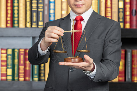 中国法官青年男性律师看天秤背景