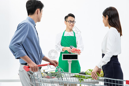 青年情侣超市购买水果蔬菜图片