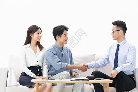 情侣三个素材销售与客户握手合作背景