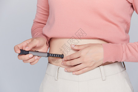 女性给自己注射胰岛素背景图片