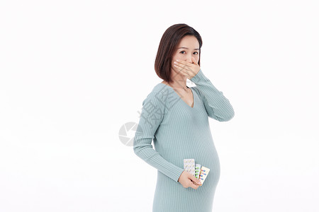 女性健康蓝色拿着药抗拒吃药的孕妇背景