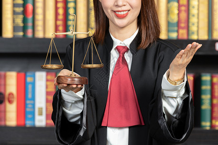 中国法官青年女性律师拿天秤特写背景