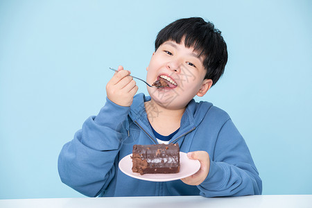 拿着叉子男孩喜欢吃蛋糕的小男孩吃甜食的人背景