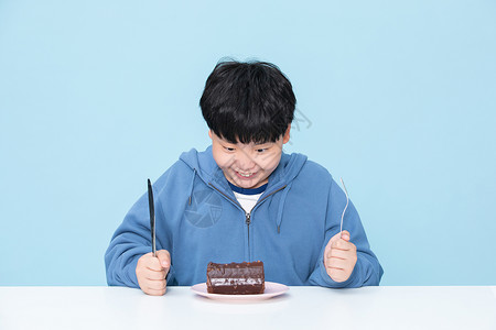 拿着叉子男孩喜欢吃蛋糕的小男孩吃甜食的人背景