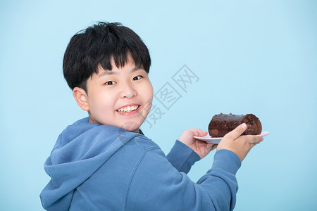 喜欢吃蛋糕的小男孩端着蛋糕吃甜食的人图片