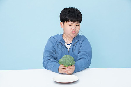 不喜欢吃花菜的小男孩图片