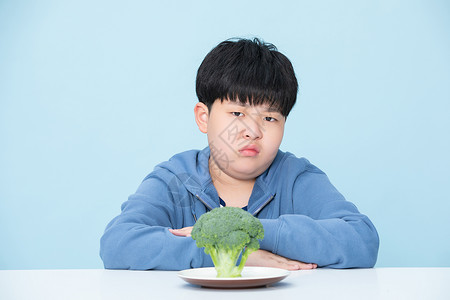 不喜欢吃花菜的小男孩图片