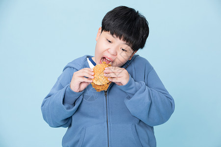小男孩大口吃汉堡肥胖的男孩图片