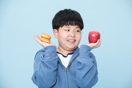 喜欢吃苹果水果的小男孩背景图片