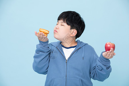 碳水化合物光滑的喜欢吃甜甜圈的小男孩吃甜食的人闻甜甜圈背景