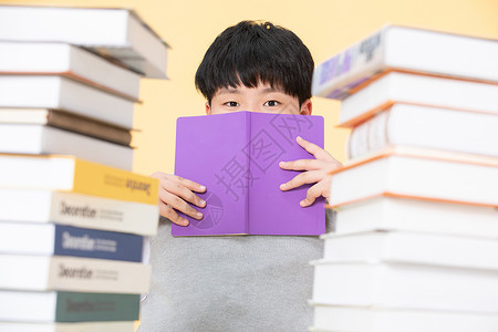 脸书页面小男孩用书遮住脸背景