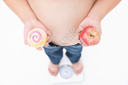 男孩小胖子站在体重秤上图片