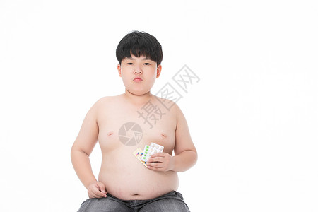 半裸的小胖子生病的小男孩小胖子手拿着药背景