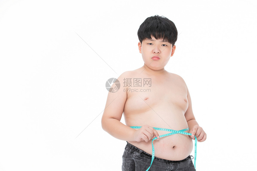 男孩用软尺测量腰围肥胖心情失落图片