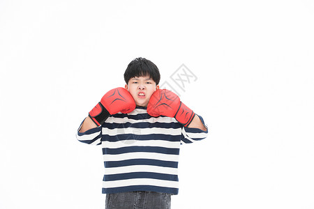红色条纹上衣戴拳套愤怒的胖子小男孩背景