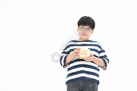 可爱小猪对话框戴着眼镜拿着存钱罐的小男孩小胖子背景