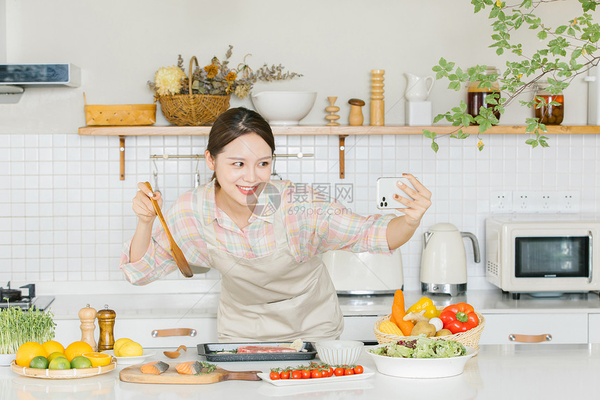 青年女性厨房烹饪自拍图片