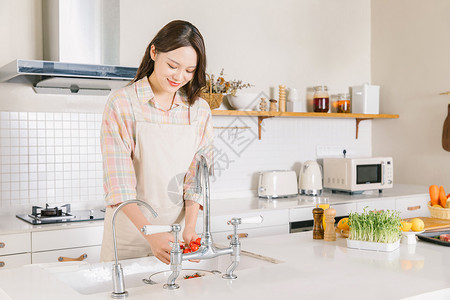 厨房里的女人厨房里洗小番茄的女孩背景