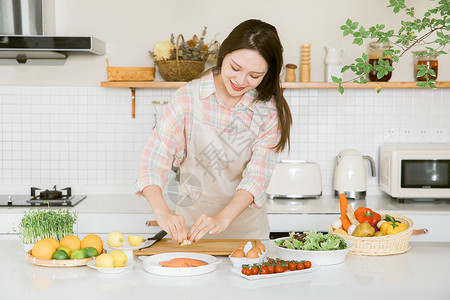 居家女孩厨房制作午餐图片