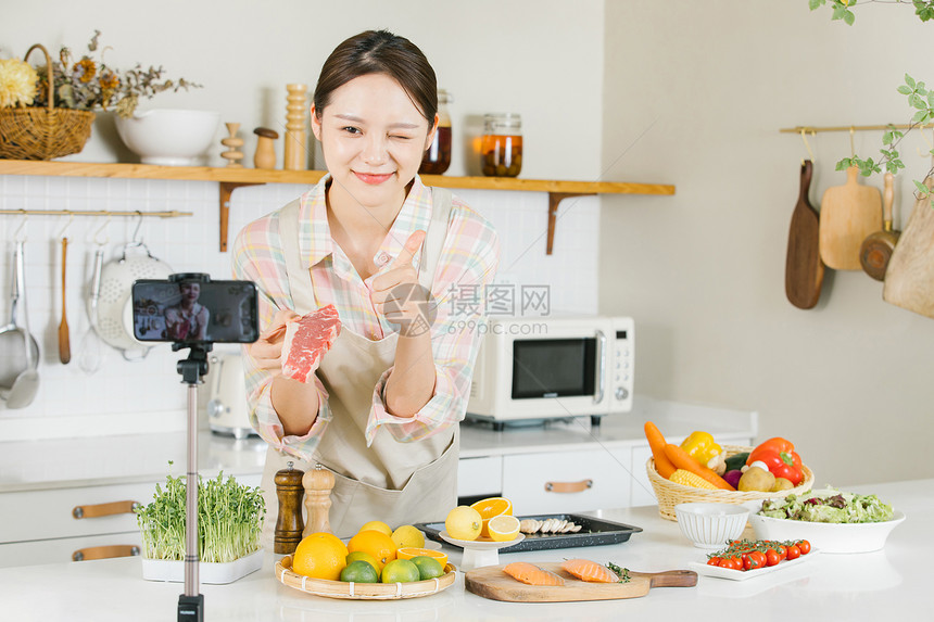 美食博主直播牛排制作图片