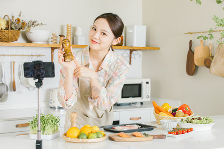 美食博主直播牛排制作图片