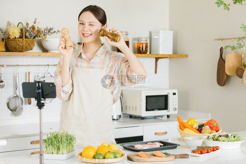 美食博主直播牛排制作图片