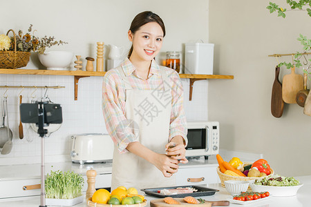 美食博主直播牛排制作图片