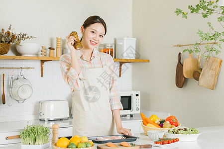 居家女性厨房牛排制作背景