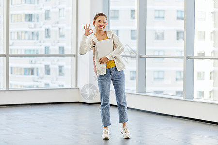 考研学子女生微笑阳光形象背景图片