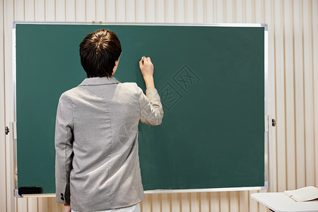 考研辅导老师在黑板上写字背景图片
