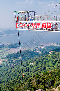 心形玻璃平台巨石山风景背景