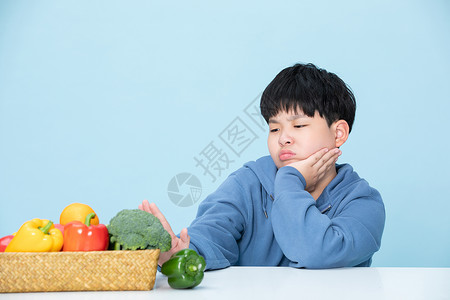 不喜欢吃蔬菜的胖子挑食的男孩高清图片
