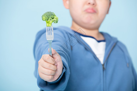 不喜欢吃花菜的胖子挑食的男孩背景图片