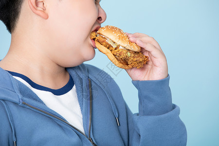 喜欢吃高热量食物的小男孩高清图片