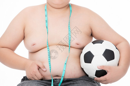 运动不足抱着足球的肥胖小男孩背景