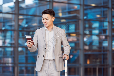 短信服务男性乘客拿着护照登机牌出行背景