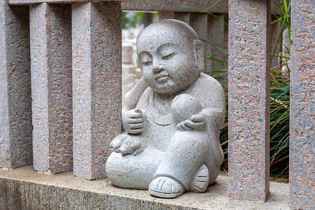 大悲禅院禅院中的小和尚雕像背景