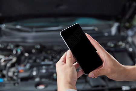 手机合成素材使用手机给车辆做检查拍摄车内细节背景
