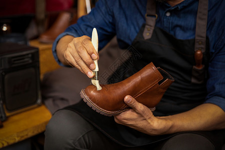 保养皮鞋中年男性鞋匠皮鞋保养特写背景