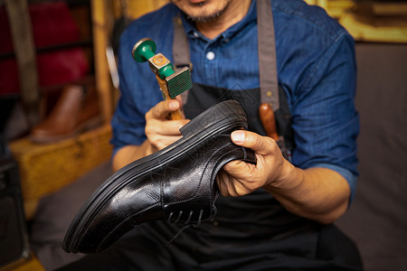 男性鞋匠皮鞋保养护理男性鞋匠修理皮鞋鞋底背景