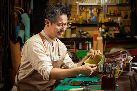 中年男性皮匠定制皮具图片
