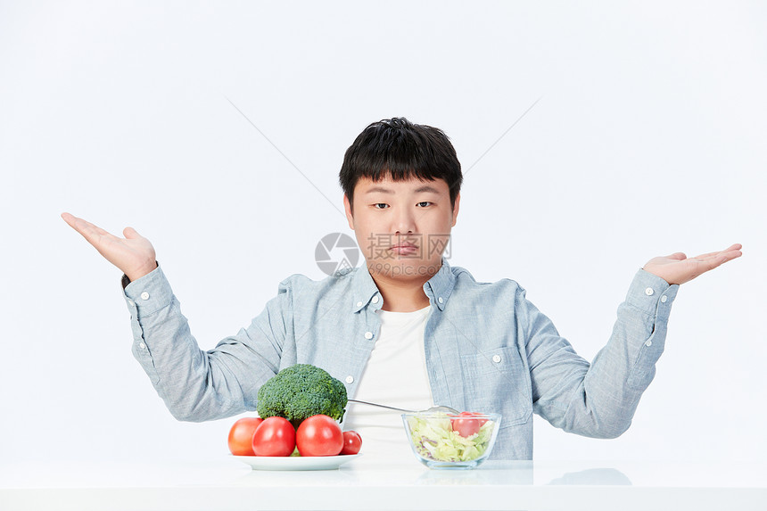 讨厌吃蔬菜水果的肥胖小男孩图片