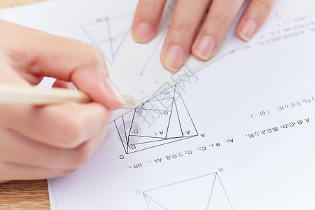 三角尺铅笔画数学题几何解答背景