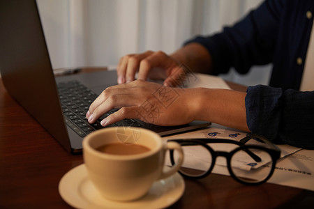 男士咖啡年轻男士加班使用电脑打字特写背景
