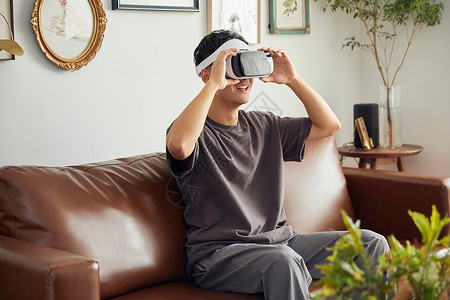 科技相框素材年轻男士居家体验VR眼镜背景