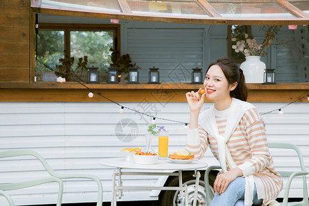 户外喝下午茶的年轻女性背景图片