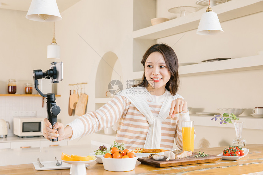 直播分享美食的美食博主图片